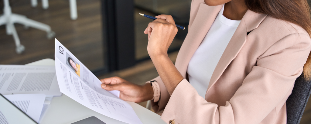 personne qui lit un CV pour le recrutement RH