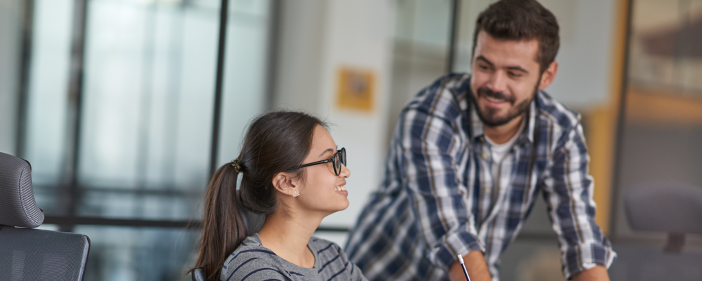 alternant comptable en apprentissage dans une entreprise avec son tuteur